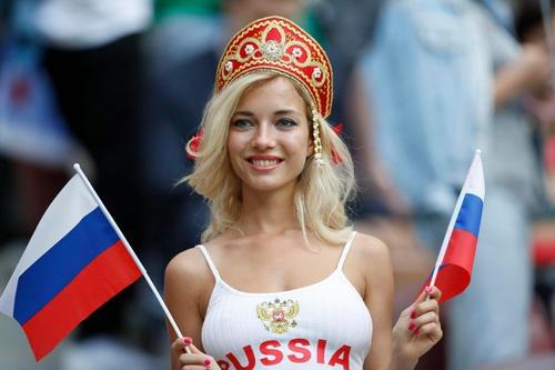 首先是英国球迷的举动激发起俄罗斯球迷的斗志
