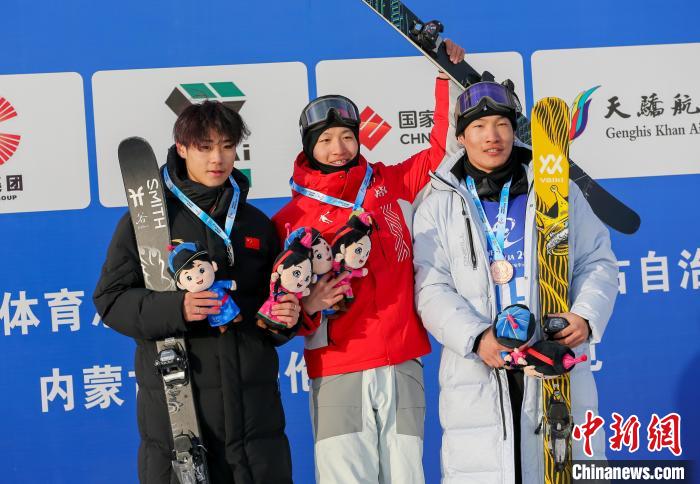 （十四冬）访自由式滑雪大跳台冠军杨昊：做闪耀的星星