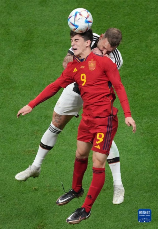 西班牙队球员莫拉塔(右)在比赛中射门得分